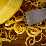 Fresca, candita, essiccata. L’uso della scorza di limone in cucina. scorza di limone