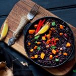 Insalata di riso venere e verdure marinate al limone