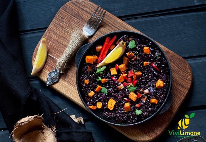 Insalata di riso venere e verdure marinate al limone