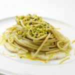 Spaghetti ai sapori di Sicilia con pistacchi e riccioli di limone Spaghetti ai sapori di Sicilia