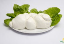 Barchette di foglie di limone con mozzarella filante