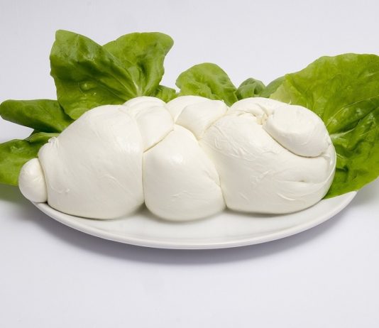 Barchette di foglie di limone con mozzarella filante Barchette di foglie di limone con mozzarella filante