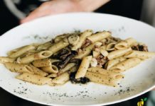 pasta con dadini di melanzana saltati, scorza di limone e noci