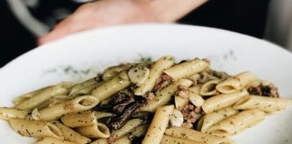 pasta con dadini di melanzana saltati, scorza di limone e noci