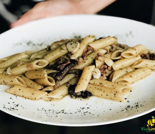 Pasta con dadini di melanzana saltati in padella, scorza di limone e noci pasta con dadini di melanzana saltati, scorza di limone e noci