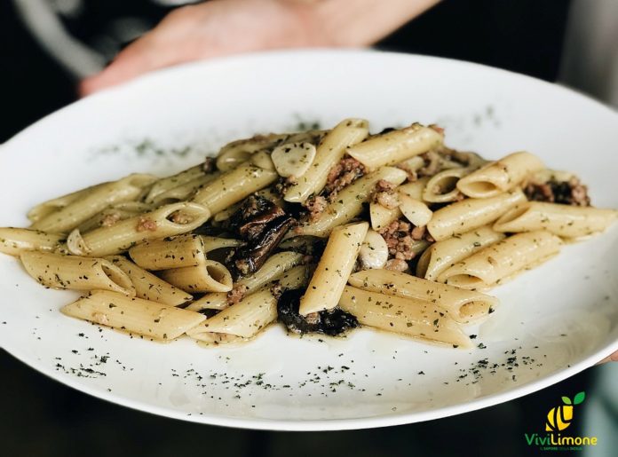 pasta con dadini di melanzana saltati, scorza di limone e noci