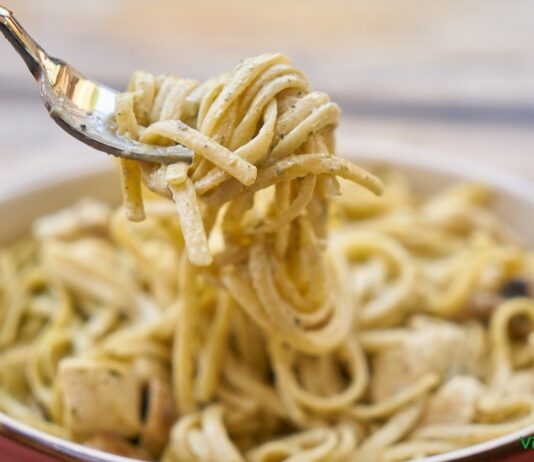 Linguine al limone con feta e pinoli croccanti
