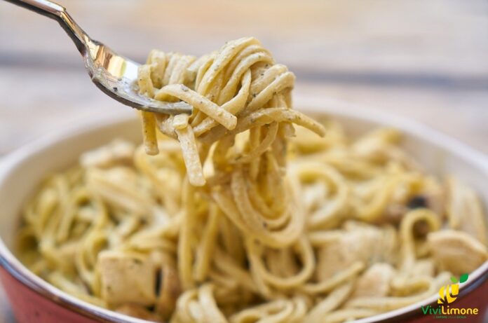 Linguine al limone con feta e pinoli croccanti Linguine al limone con feta e pinoli croccanti