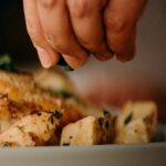 Merluzzo aromatizzato al limone con vino bianco e olive