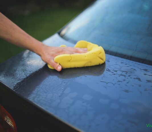 auto pulita con limone